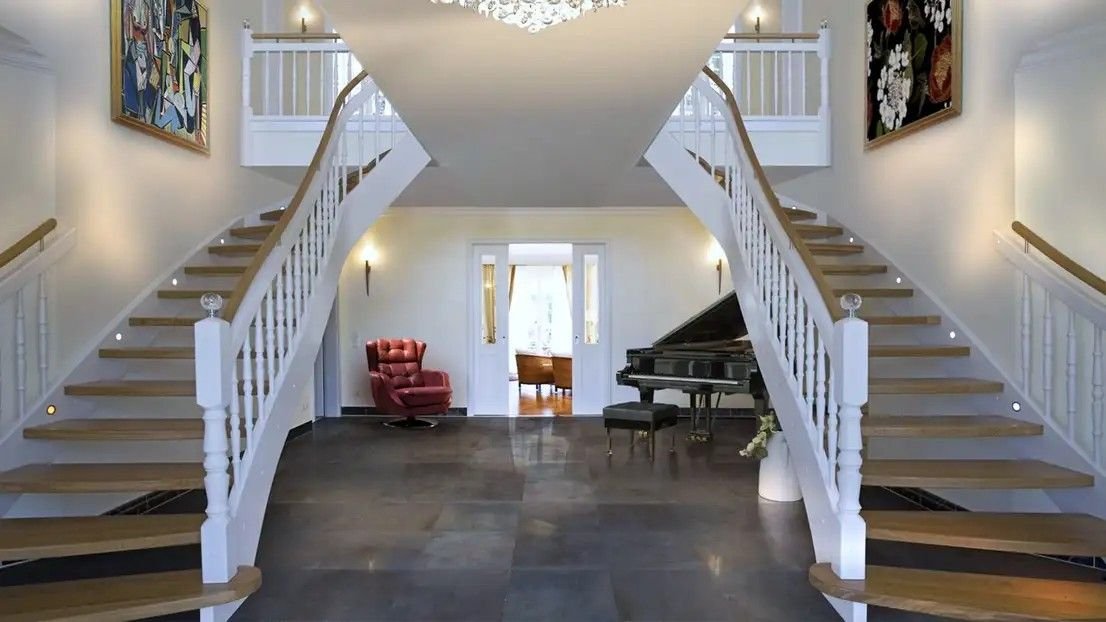 Dieses Haus ist groß, repräsentativ, mit viel Platz und auch mit Gemütlichkeit ! Preis mit Grundstück berechnet !