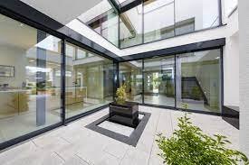 Viel Licht, viel Glas im Haus, mit offener Fläche zum verweilen ! Mit Grundstück !