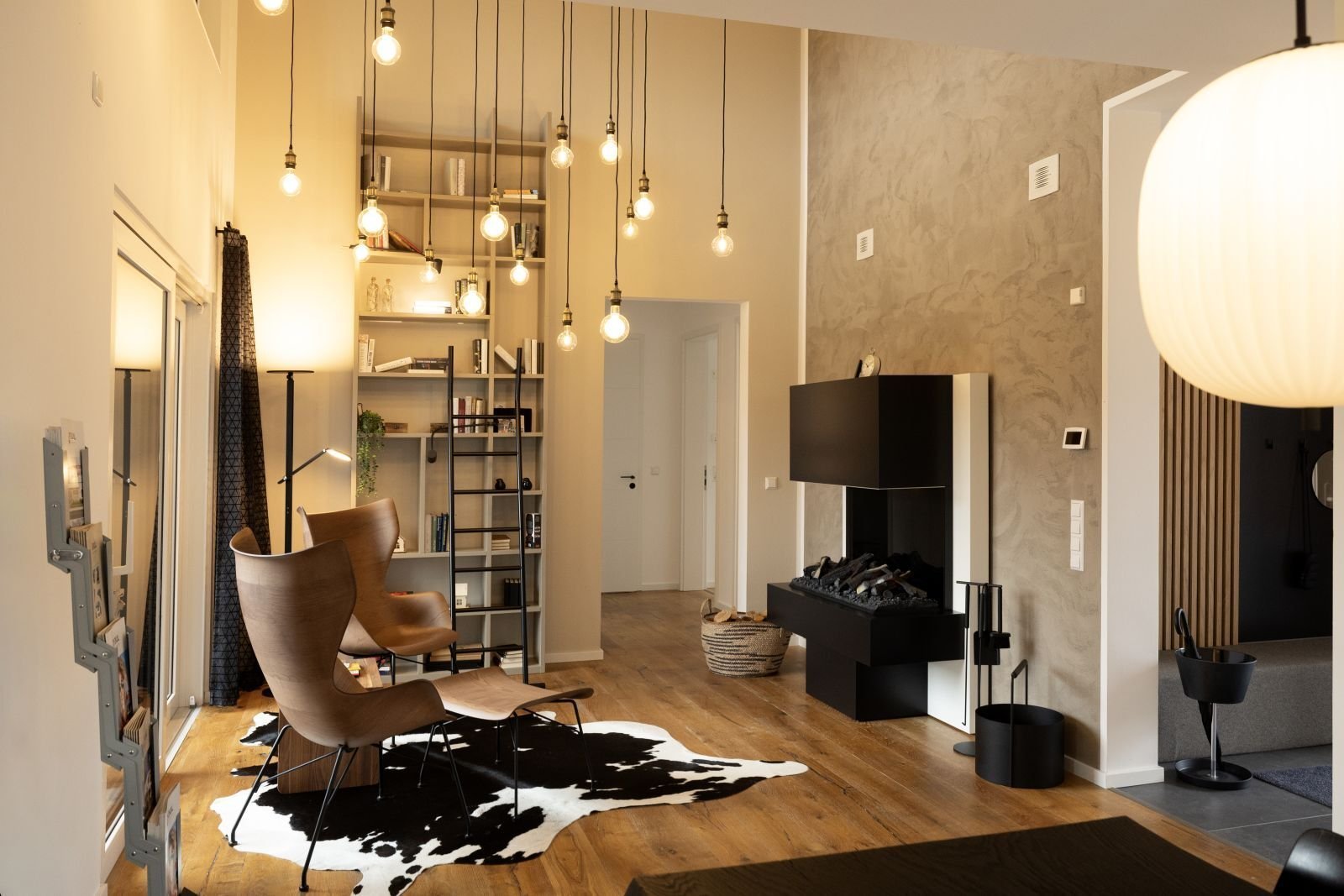 DESIGN UND WOHNEN AUF EINER EBENE 