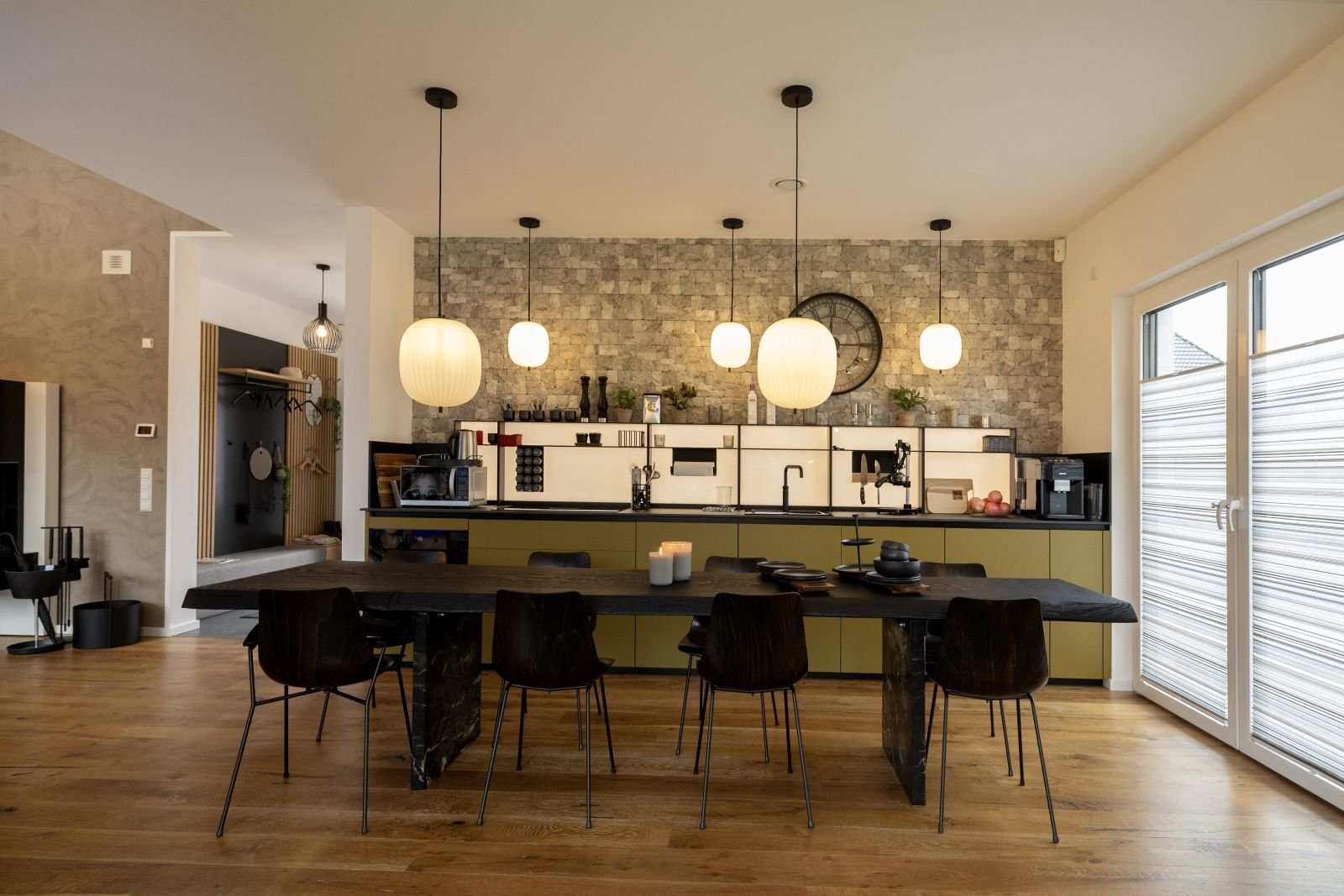 DESIGN UND WOHNEN AUF EINER EBENE 