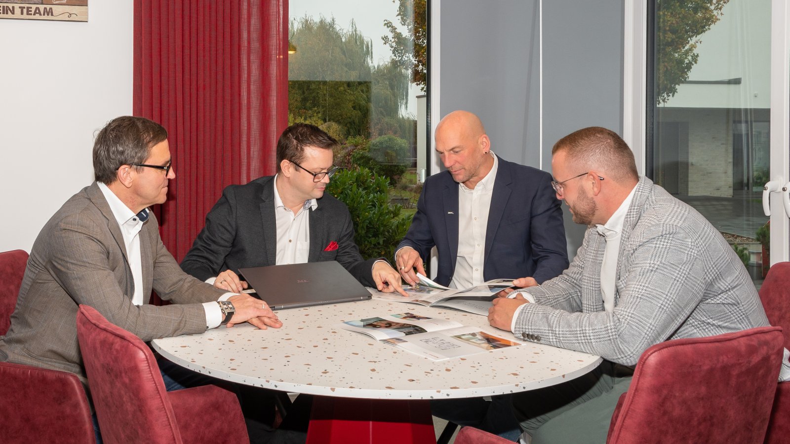 DESIGN UND WOHNEN AUF EINER EBENE 