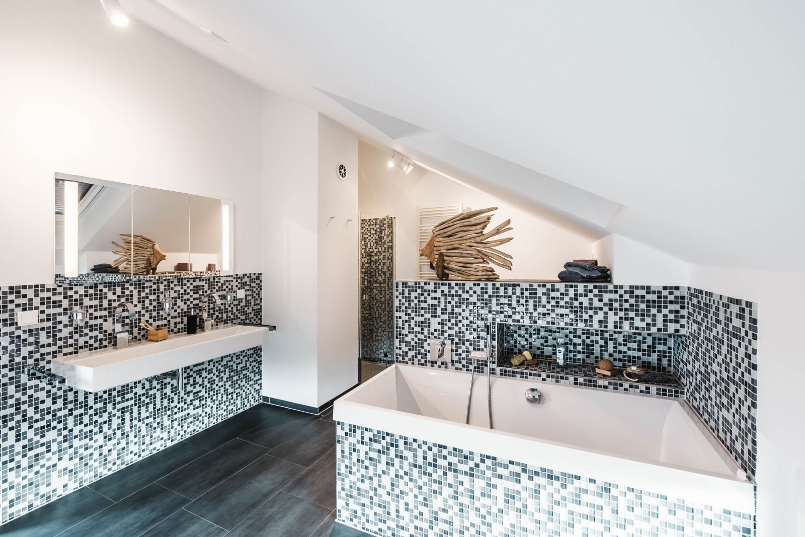 Ein Dach. Viele Geschichten - OKAL !!