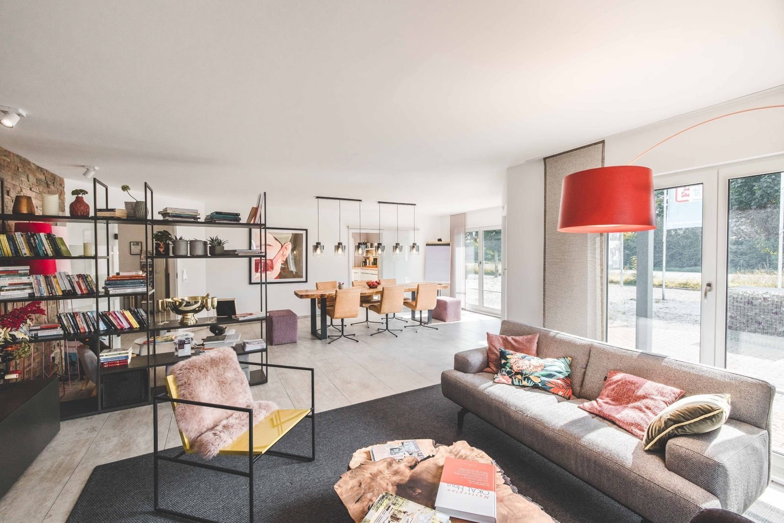 Von der Diele führt der Weg in den ruhigeren Bereich mit den Zimmern.