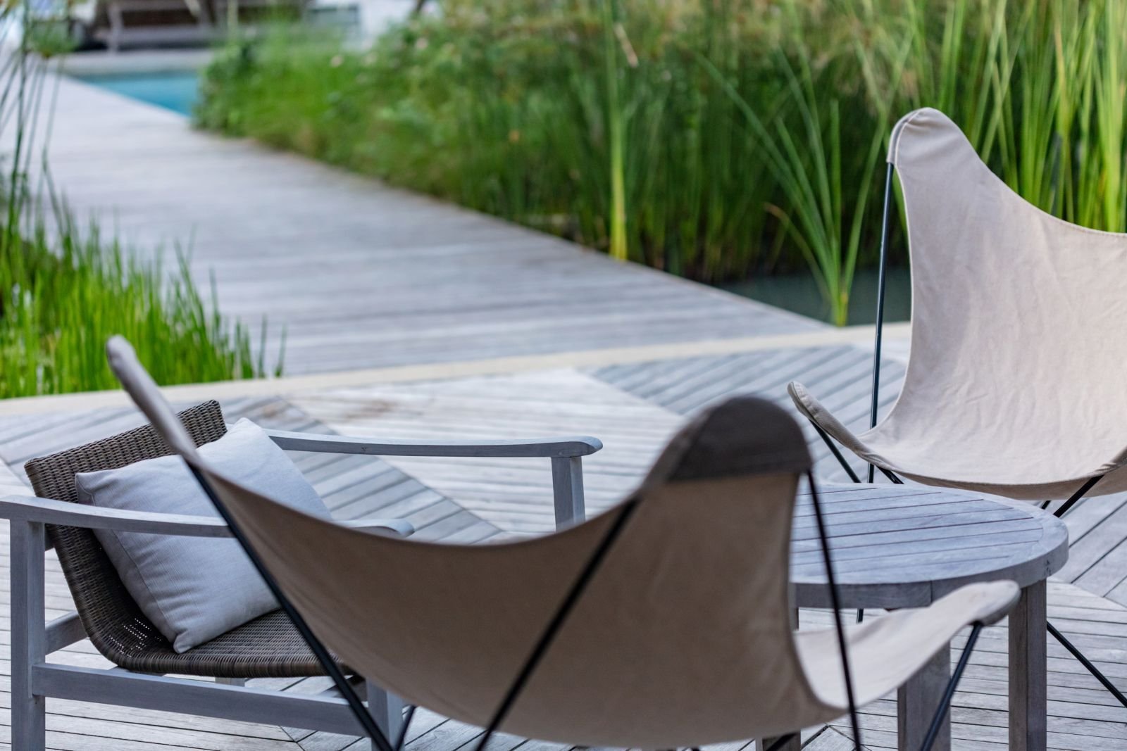 Eingang führt durch den Flur direkt in den Wohnbereich zum Garten