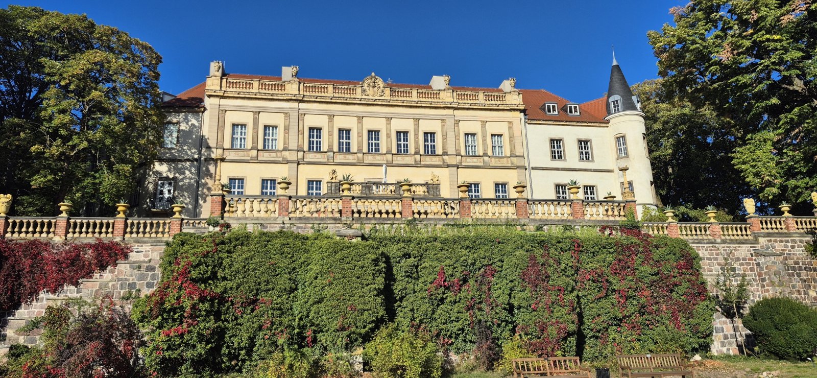 EINFAMILIENHAUS MIT OFFENER ARCHITEKTUR GUT ZU ERREICHEN