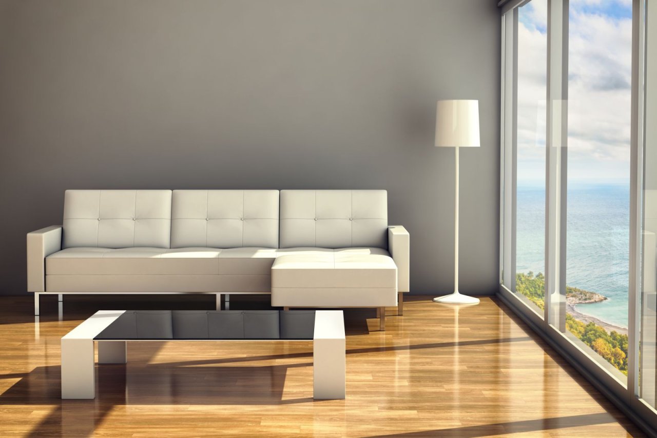 Sofa vor grauer Wand mit Stehlampe