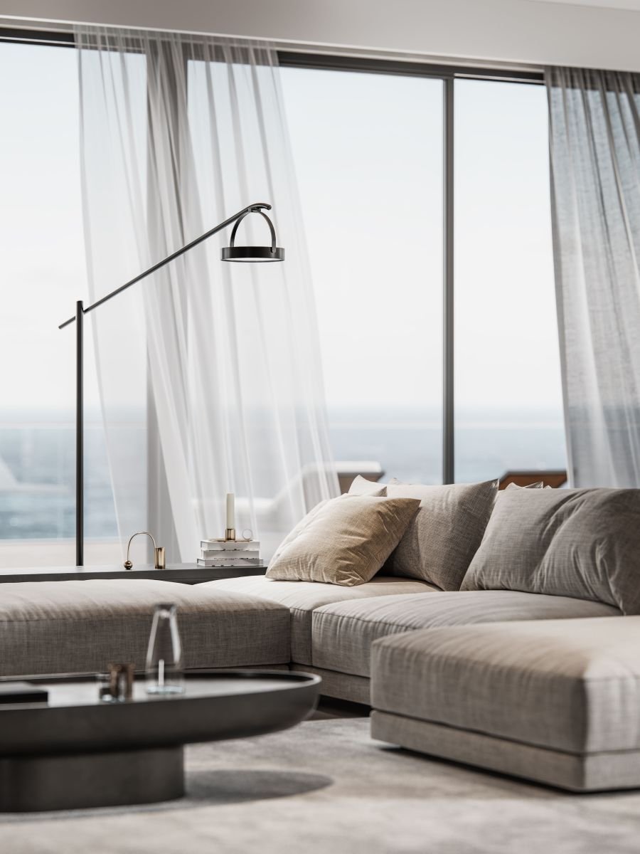 Sitzsofa vor Fenster mit Vorhängen