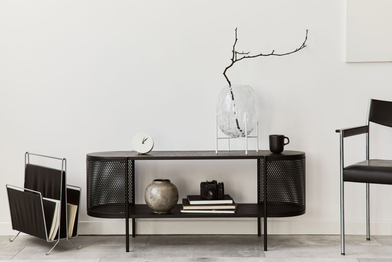 Sideboard und Stuhl stehen nebeneinander entlang der Wand