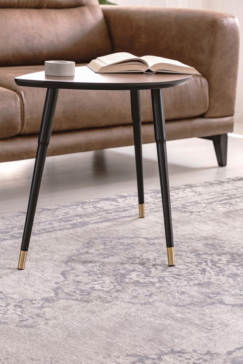 Zeitgemäßer Wohnbereich mit eleganten Materialkontrasten