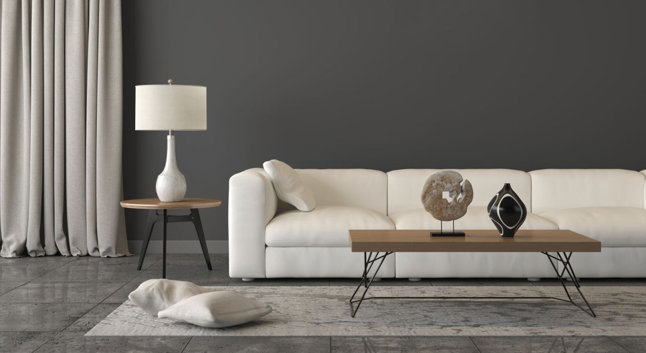 Modernes Wohnzimmer mit Sofa, Lampe und Dekoration