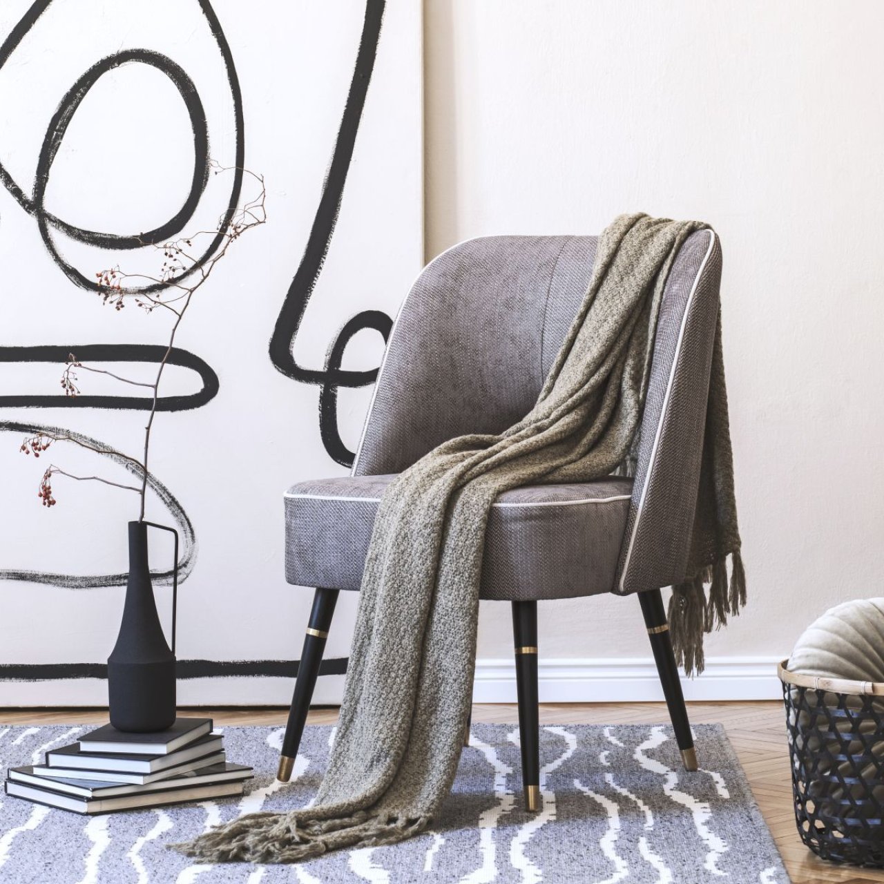 Sessel steht neben der Wand im Wohnbereich