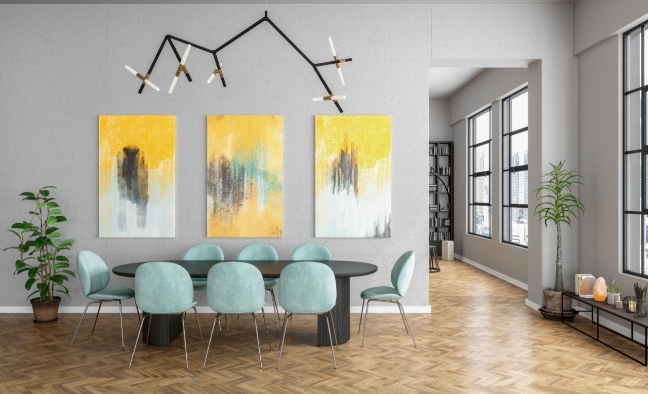 Moderner Essbereich mit Tisch, Stühlen und Wandbildern
