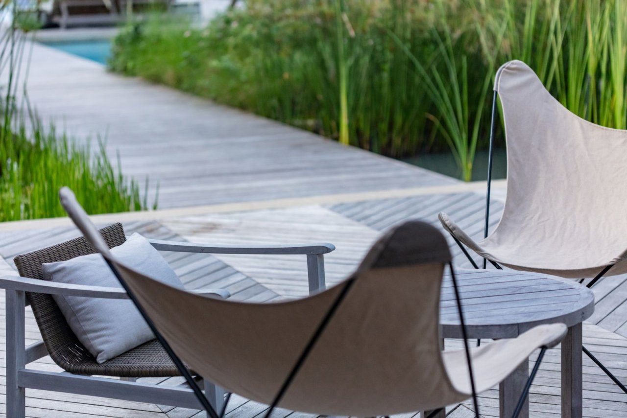 Ruhige Terrassenszene mit Loungesesseln und Wasserblick