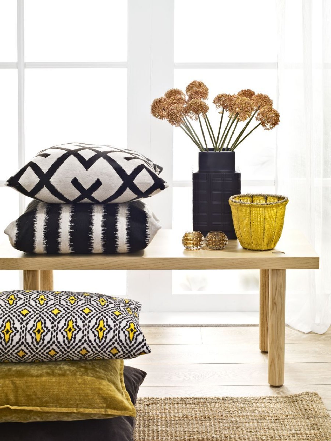 Blumenvase und Kissen