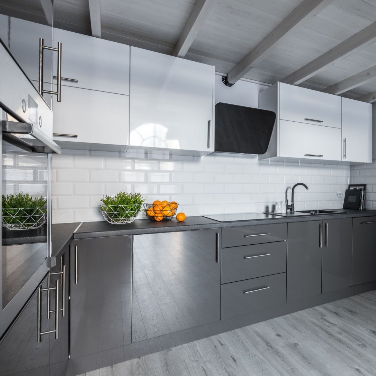 Küche mit Küchenzeile und integrierter Spüle entlang der Wand