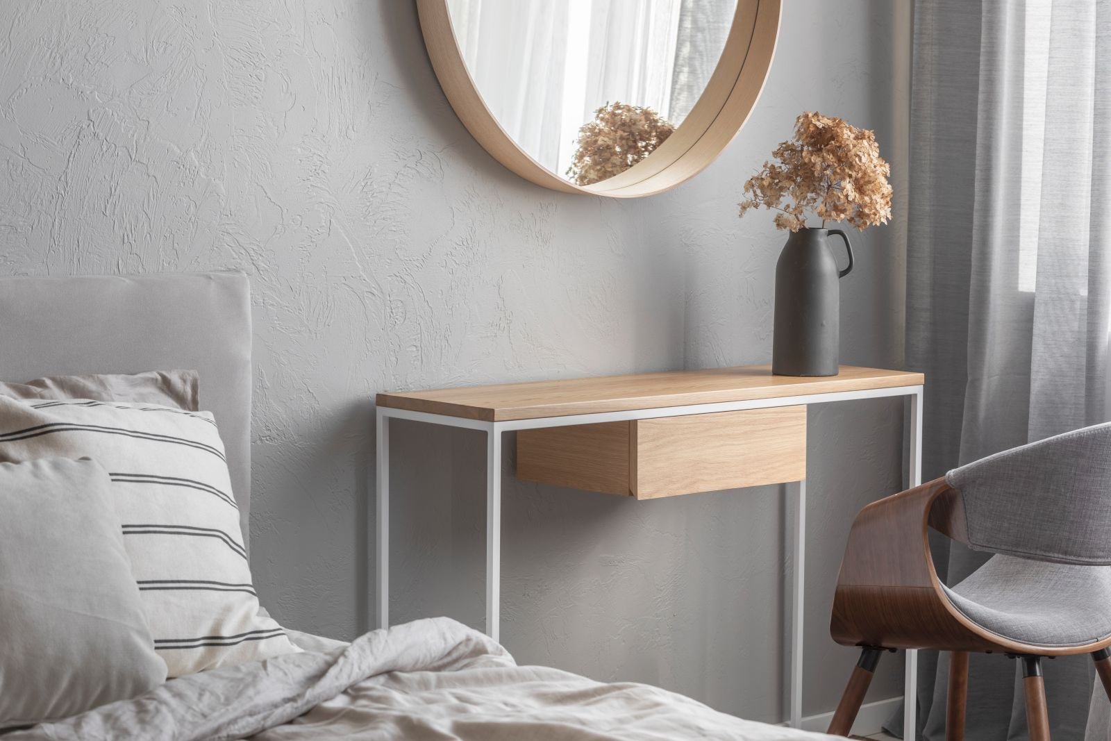 Schlafzimmer mit Konsole und Spiegel