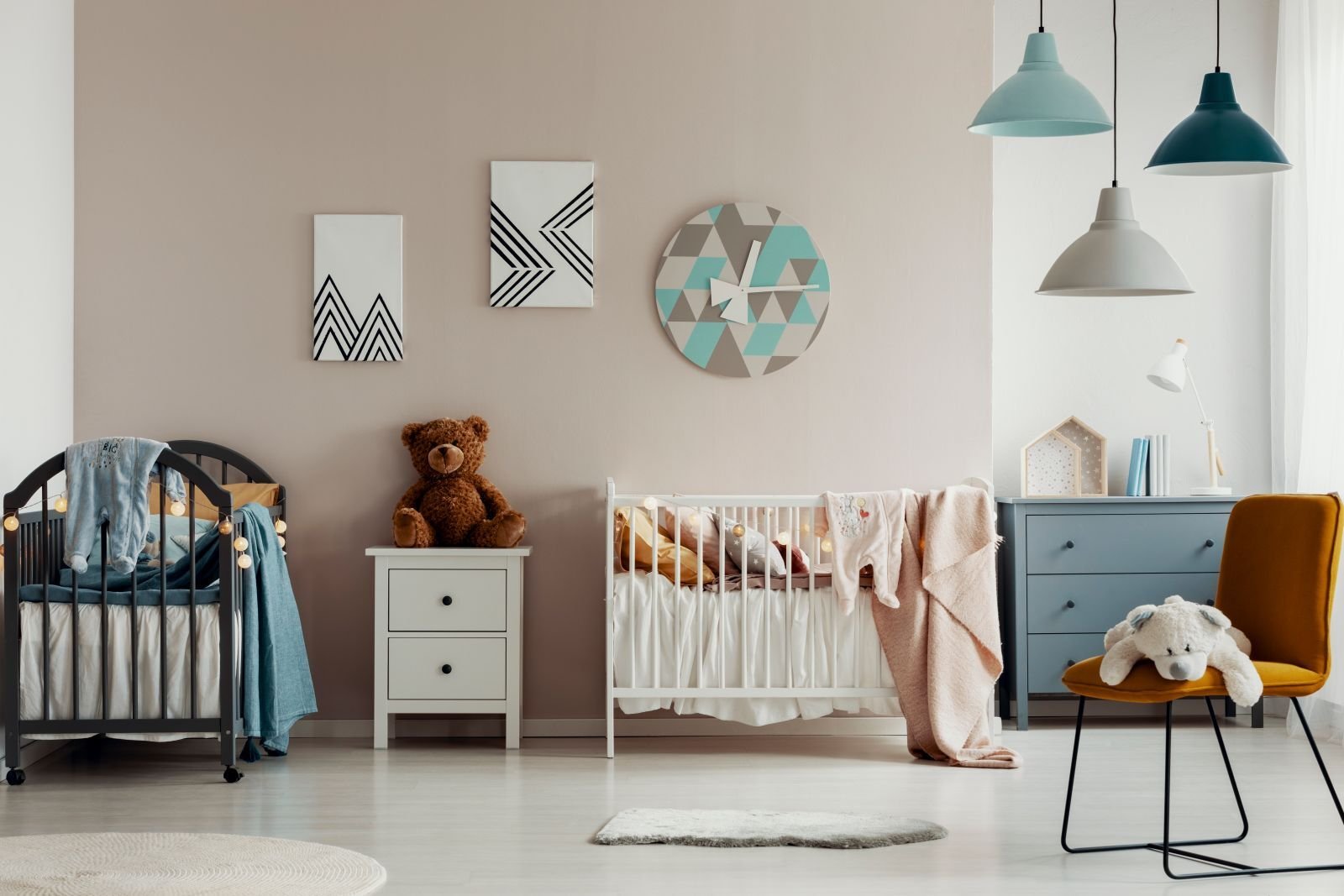 Kinderzimmer mit Babybett und Kinderbett