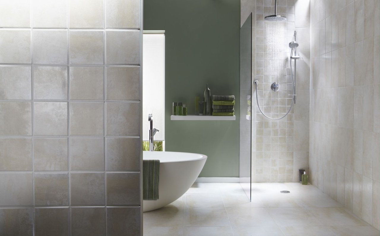 Badezimmer mit gefliester Dusche und Glasabtrennung