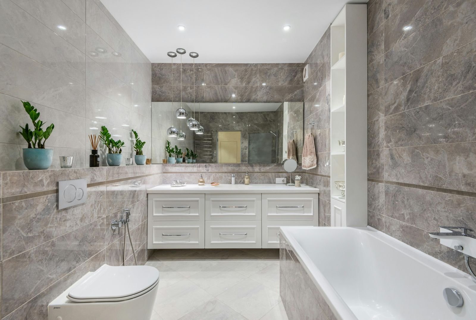 Badezimmer mit Waschtisch, Badewanne und WC