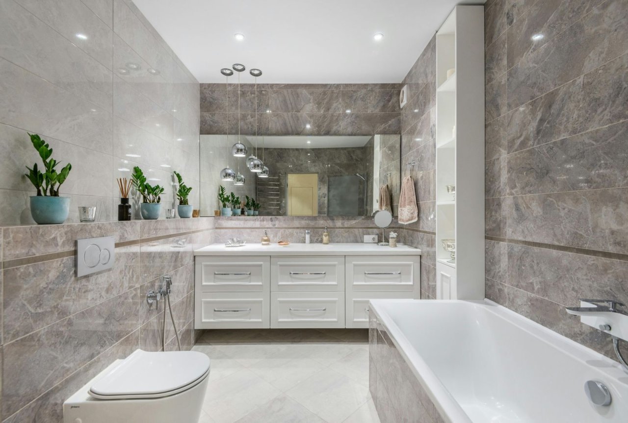 Badezimmer mit Waschtisch, Badewanne und WC