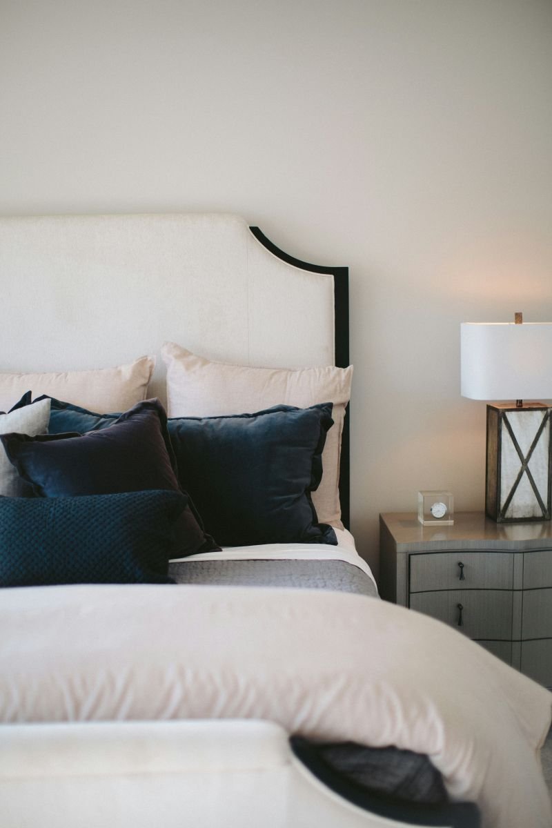 Schlafzimmer mit Bett und Tischleuchte