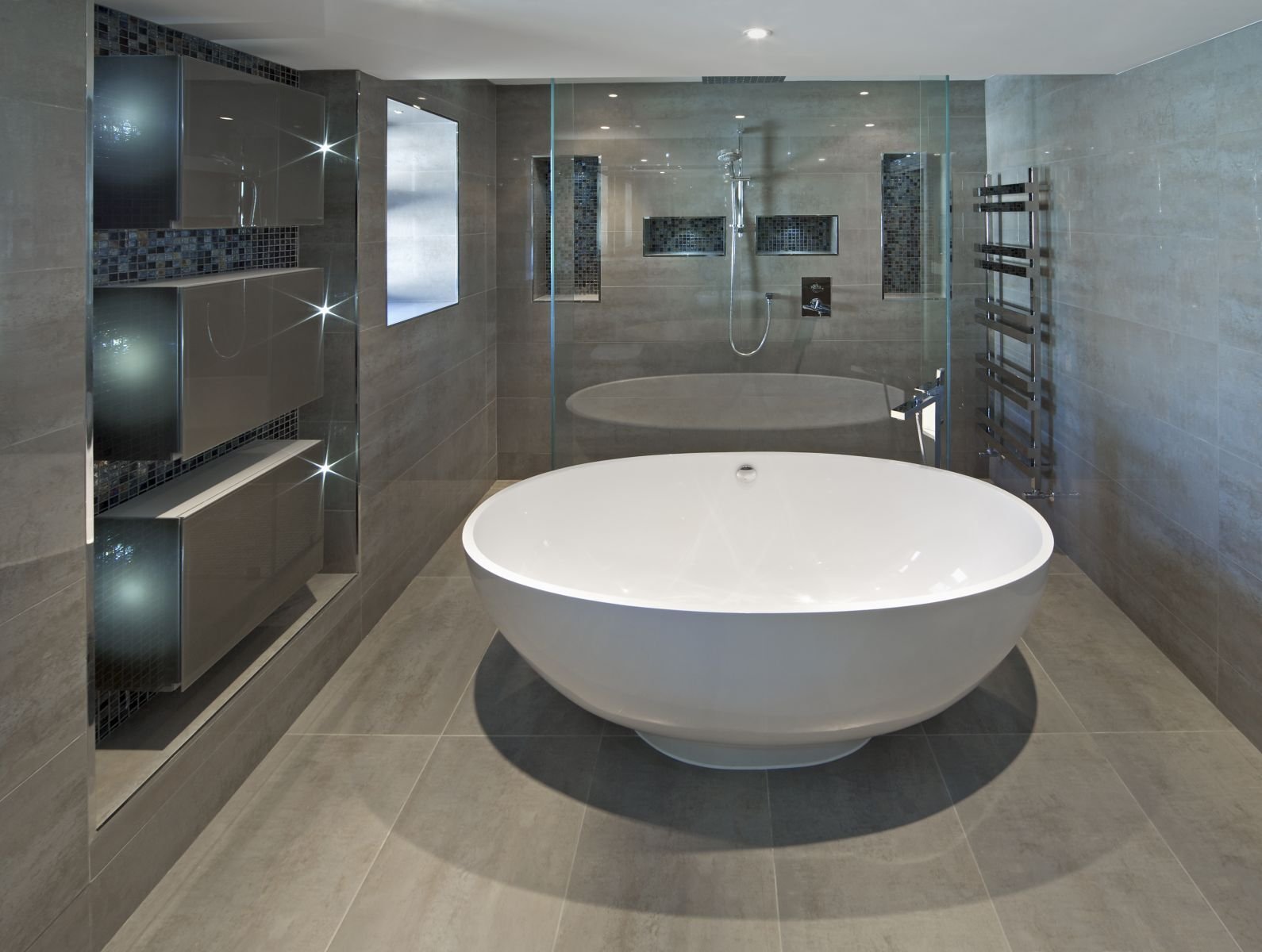 Modernes Bad in Grau mit freistehender Badewanne Modernes Bad in Grau mit freistehender Badewanne