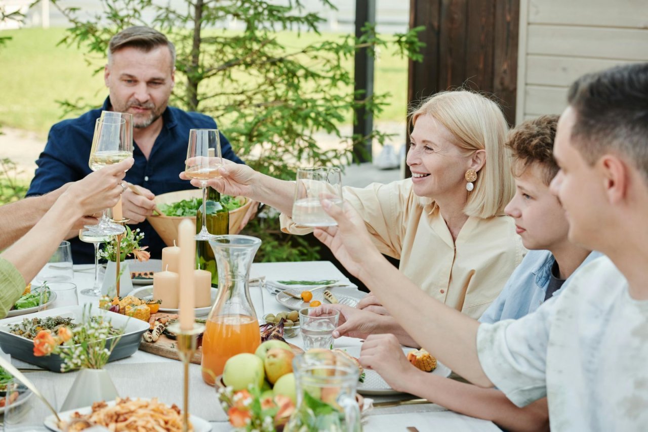 Beim Essen sind alle dabei Beim Essen sind alle dabei