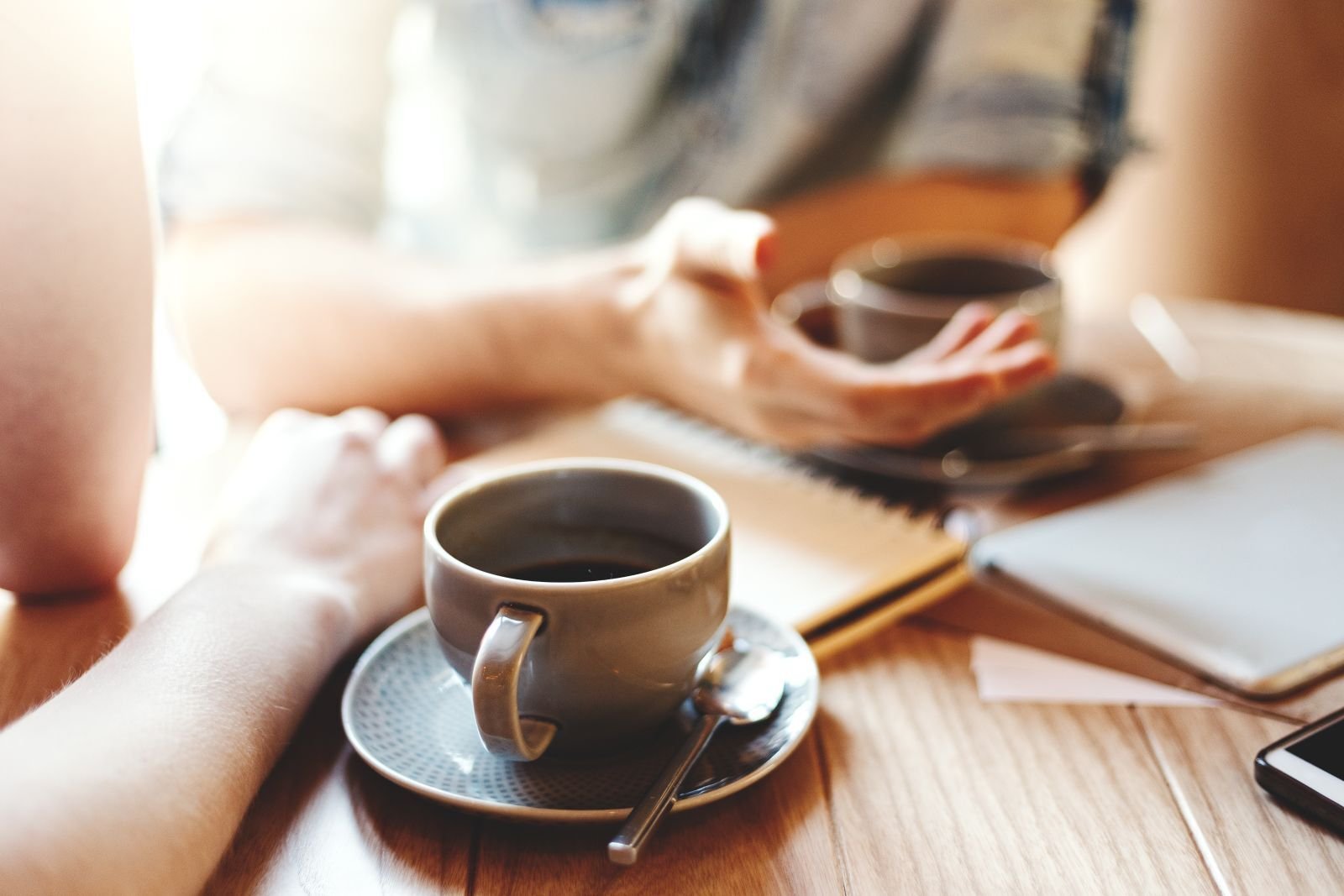 Beim Kaffee reden wir weiter